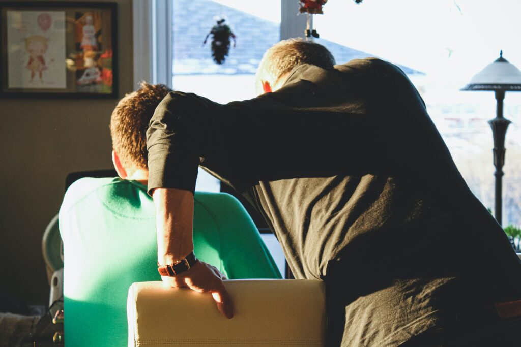 doi baieti la un laptop